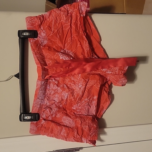 Coral with lavender flowers bed shorts - Picture 1 of 3